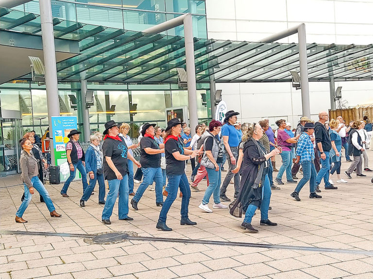 Flashmob vor dem Möbelhaus