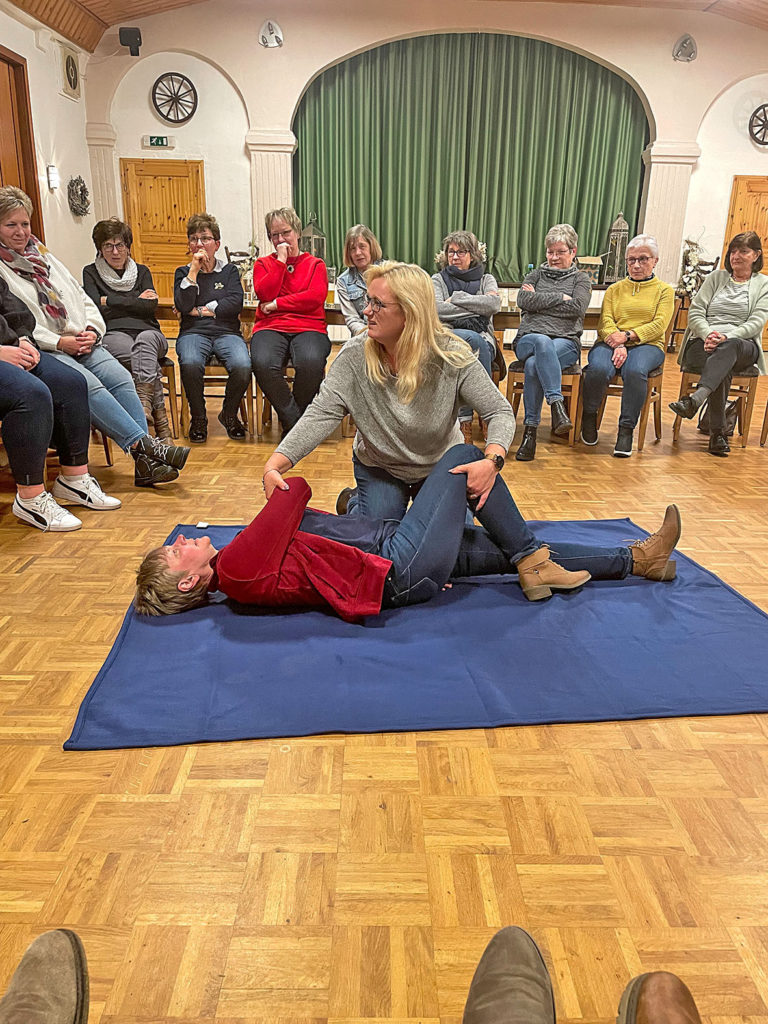 Brandwunden, stabile Seitenlage und Defibrillator
