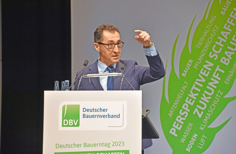 Özdemir verteidigt Strategie der kleinen Schritte
