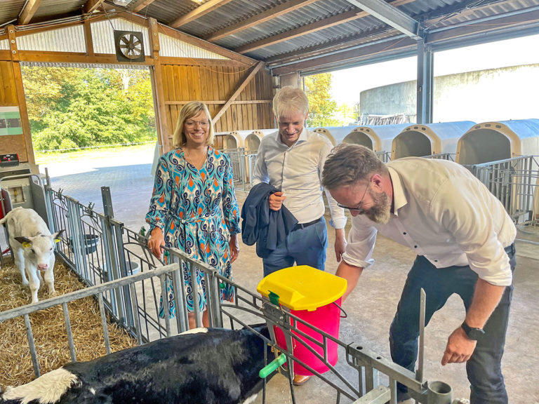 Wirtschaftsminister und WTSH-Chef besichtigen Rinderstall