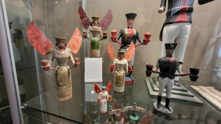 Schwebeengel, Baumschmuck und Pyramiden