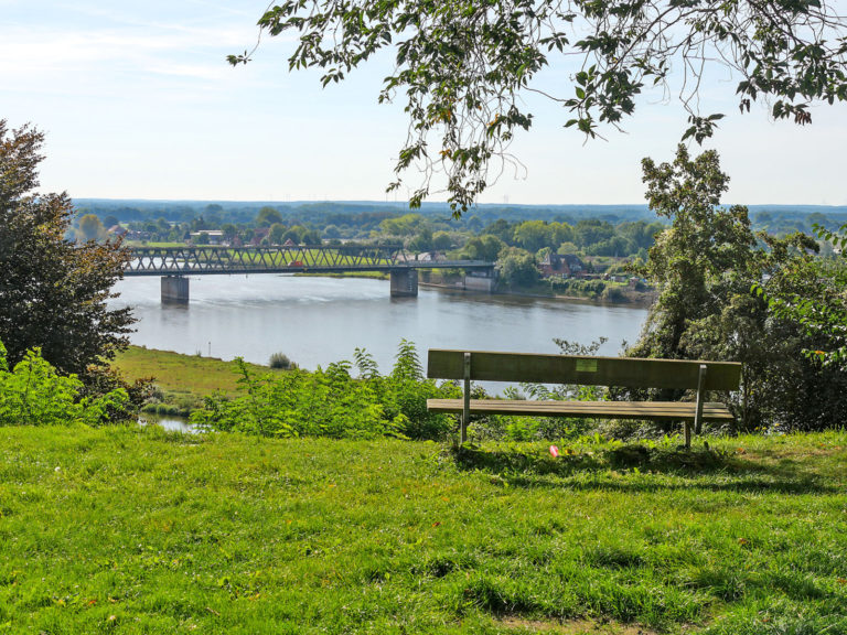 Gartenanlage mit Blick auf die Elbe
