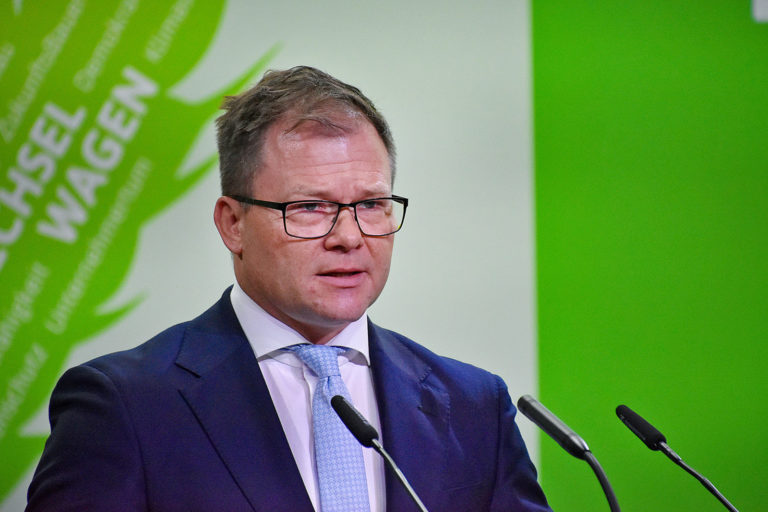 Umweltminister Schneider verspricht Freiwilligkeit