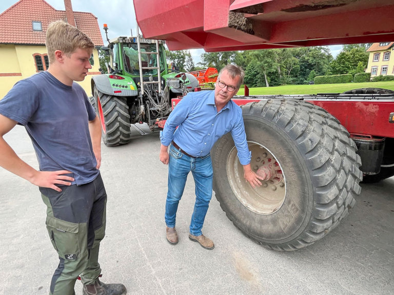 Rücksicht nehmen und Fahrzeuge kontrollieren