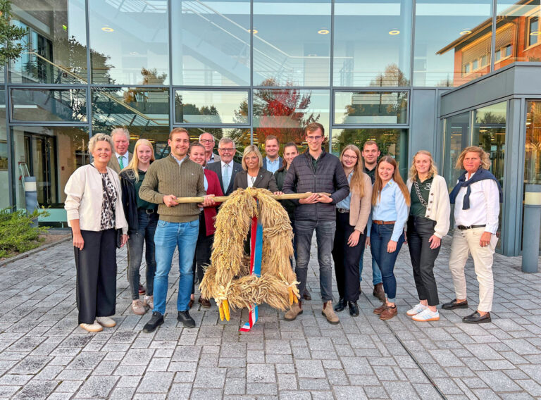 Landjugend Dithmarschen überreicht Erntekrone