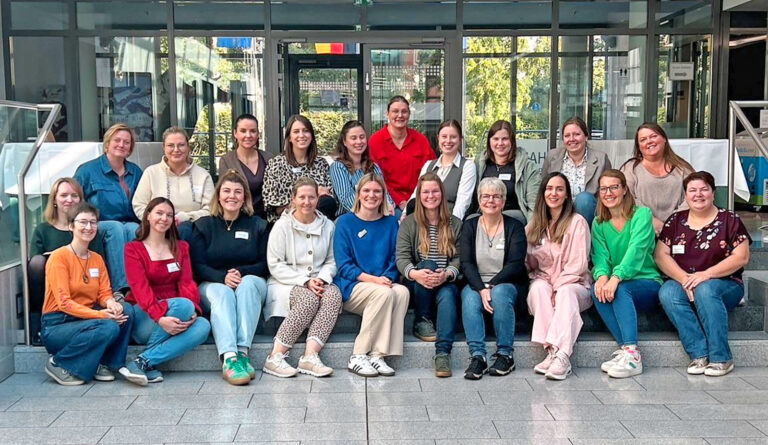 Junge LandFrauen im Austausch beim dlv