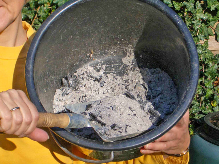 Asche im Garten sparsam einsetzen