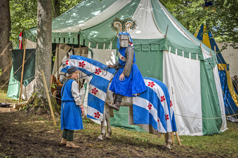 „Auf einem hohen Ross sitzen“