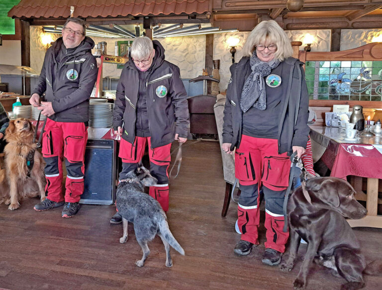 Rettungshunde begeistern die Büsumer LandFrauen