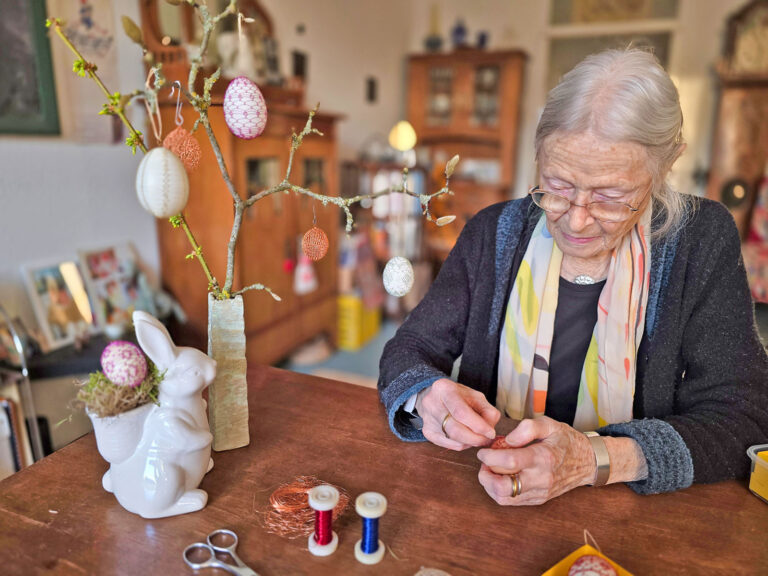 Eier in schmucken Drahthüllen