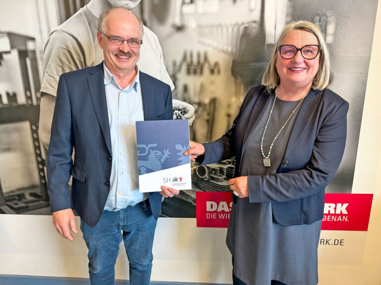 Bildungsministerin übergibt Förderbescheid