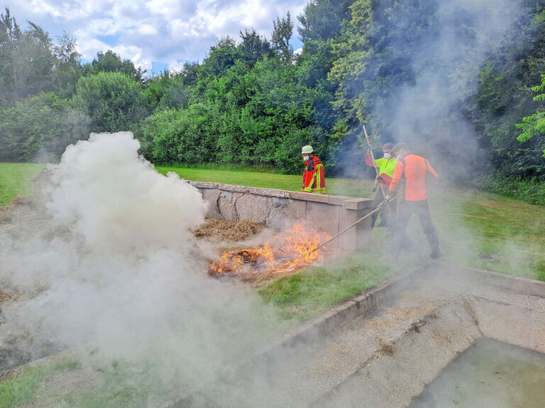 Auszubildende üben Vegetationsbrandbekämpfung