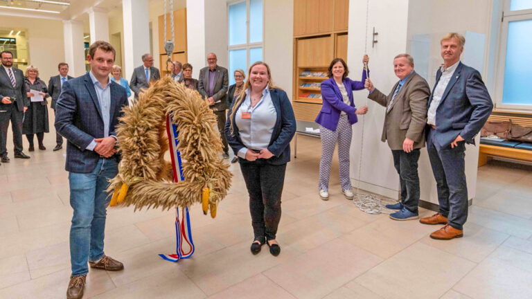 Erntekrone schmückt Kieler Landtag